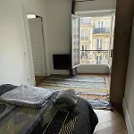 Paris 8, Perfectly Located