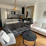 Paris 8, Perfectly Located