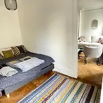 Paris 8, Perfectly Located