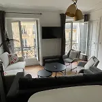 Paris 8, Perfectly Located